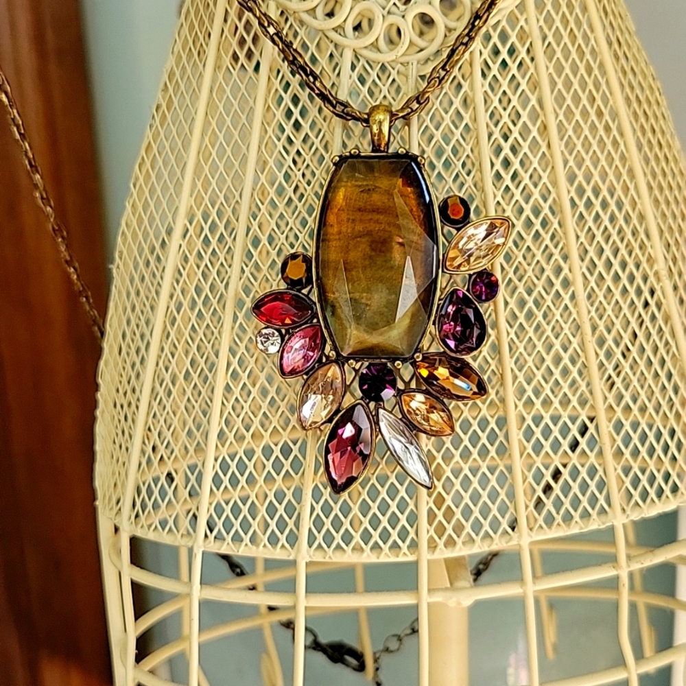 CHLOE & ISABEL BOUQUET ROUGE NECKLACE.